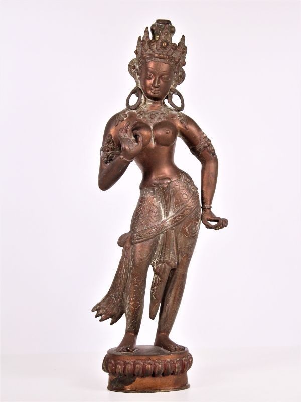 Beeldig oud bronzen beeld Balinese danseres, Indonesia